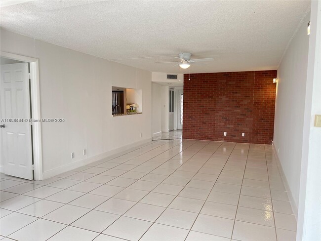 Building Photo - 1830 Sabal Palm Dr