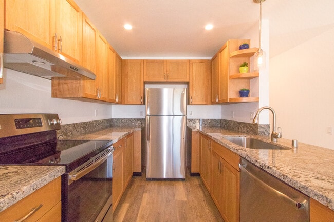 Building Photo - Elegantly Upgraded 2 Bed/1 Bath Condo in U...