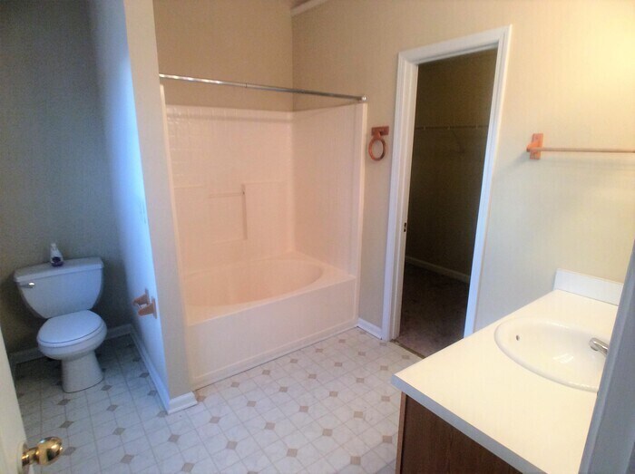 Building Photo - 3840 Cypress Pointe Dr
