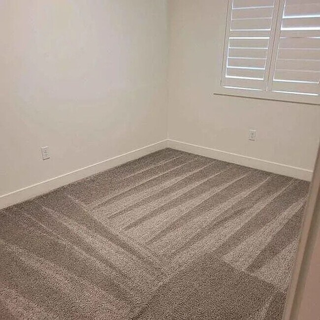 Building Photo - End Unit 4 Bedroom Townhome