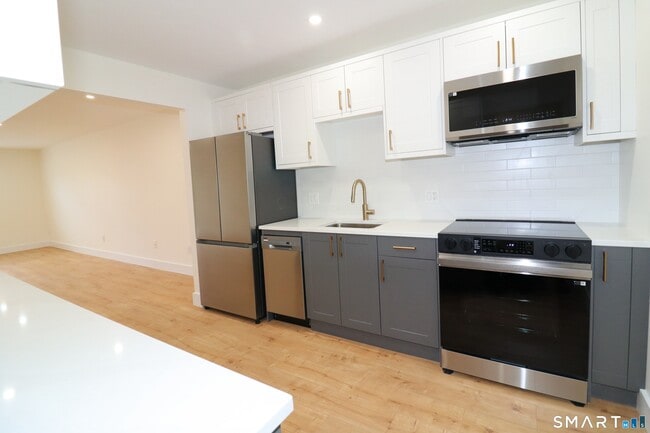 Building Photo - 185 Melba St