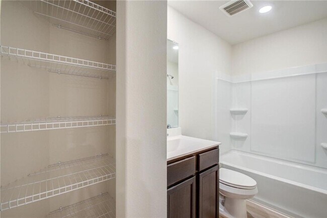 Building Photo - Charming 3BR House in Cleveland