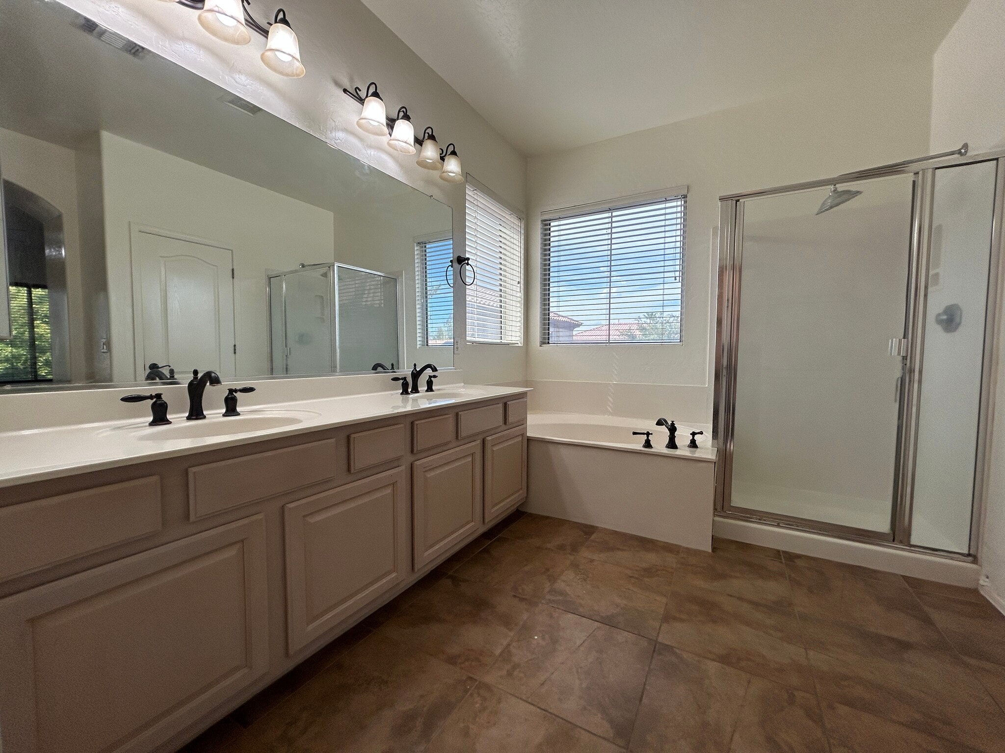 Building Photo - 9885 S La Rosa Dr