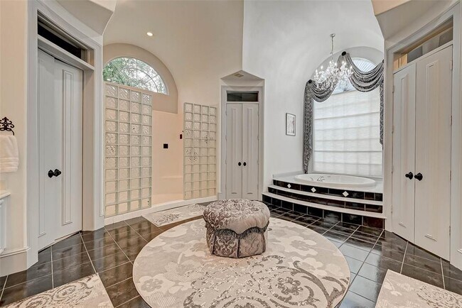 Building Photo - 16810 Southern Oaks Dr