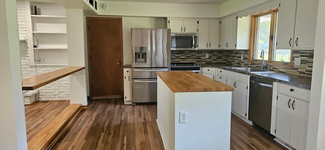 Building Photo - Large Rambler with 5 bedrooms, 2 baths wit...