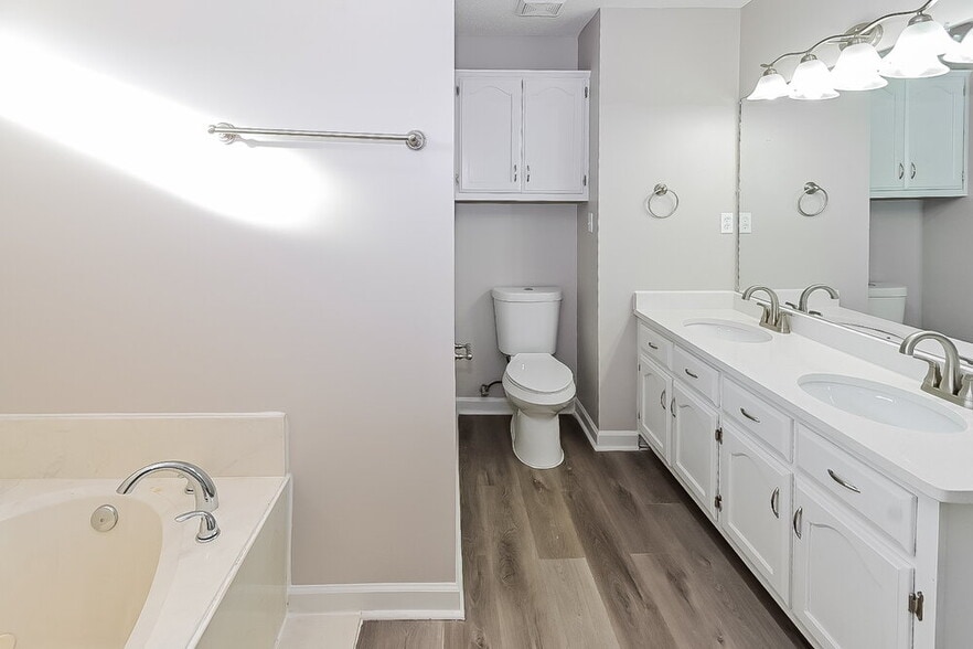 Building Photo - 10873 E Ridge Dr