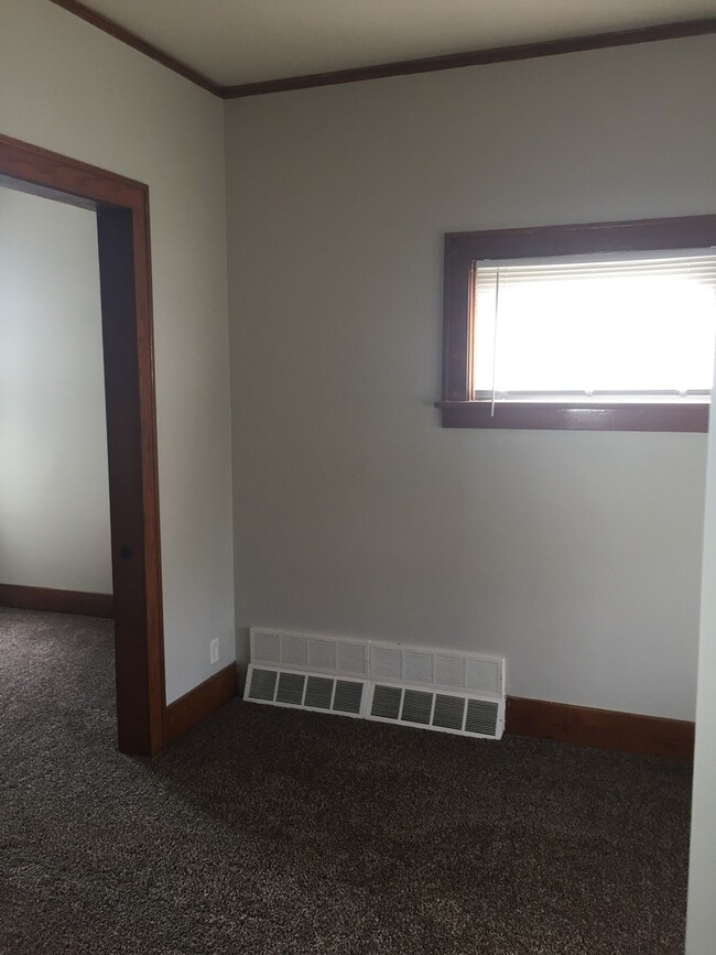 Building Photo - Great location 2 bed 1 bath $1095