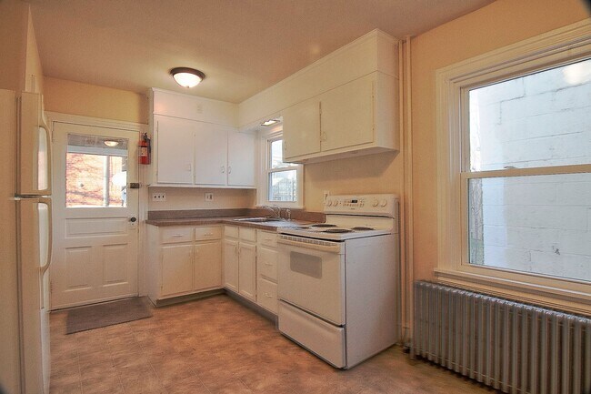 Building Photo - Manatawny Street 264/266