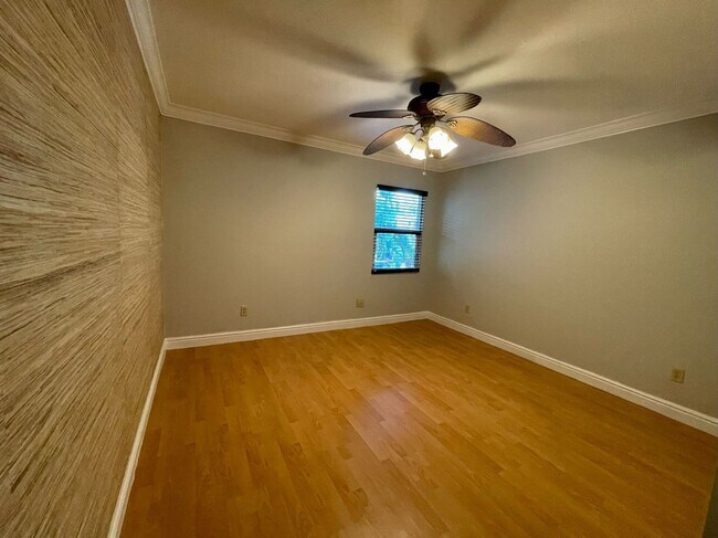 Building Photo - Updated 3 Bed 2.5 Bath Townhouse - SoHo / Hyde Park Area