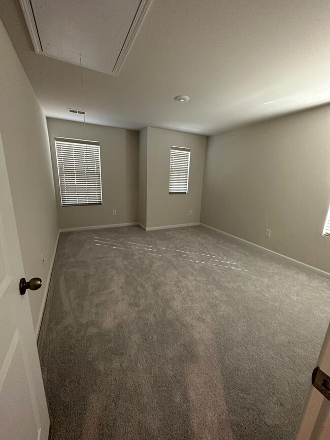 Building Photo - Brand New Large, 4BR End-Unit townhome in ...