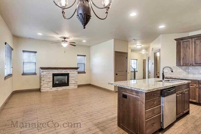 Building Photo - Spacious Orem Townhouse