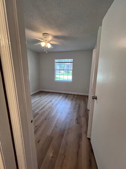 Building Photo - 6 Oak Forest Ln