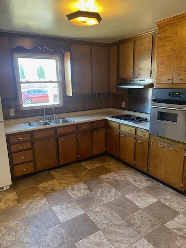 Building Photo - All brick cottage in East Nashville