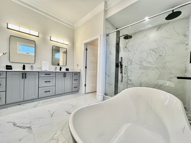 Building Photo - NEW, big, beautiful, Executive Home Libert...