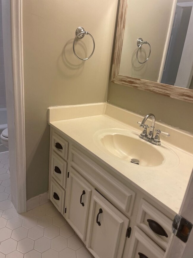 Building Photo - Spacious 4 Bedroom near Guilford College