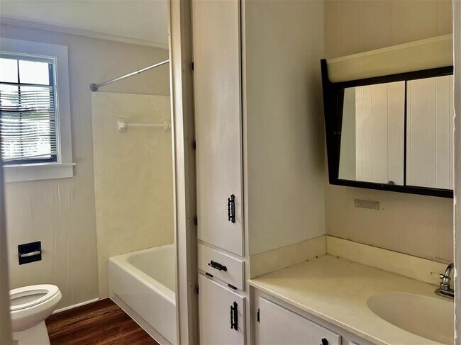 Building Photo - 108 W 15th St