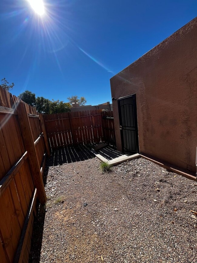 Building Photo - Spacious 3 bedroom 2 bath Home