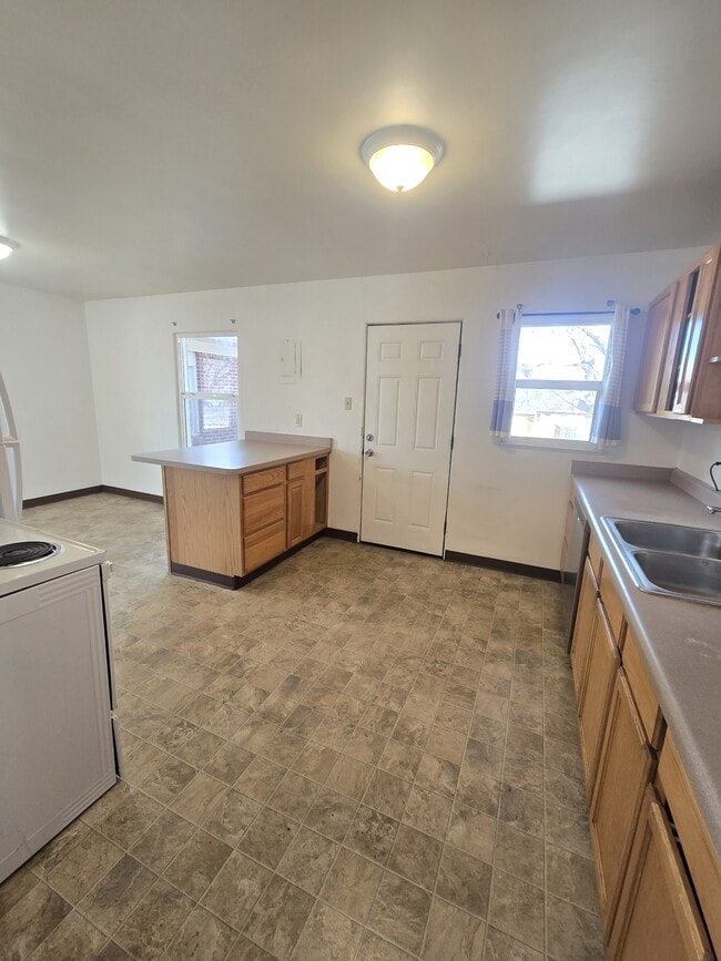 Building Photo - 3820 Meadow Ln