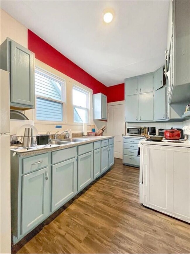 Building Photo - 202 S College St