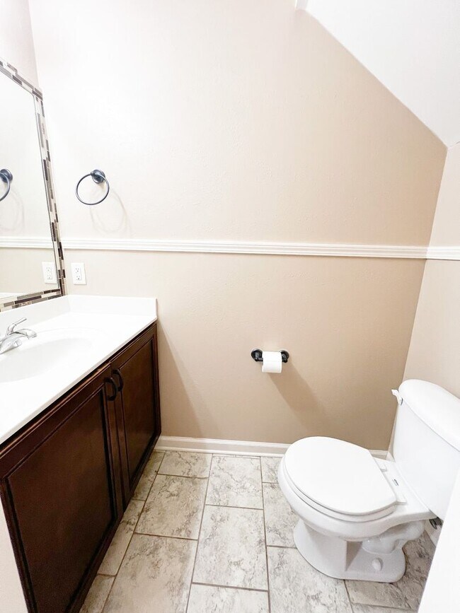 Building Photo - 2 Bedroom 1.5 Bathroom Townhome