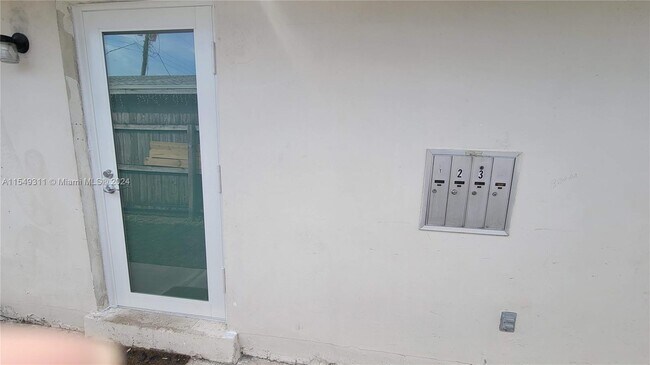 Building Photo - 730 NE 46th Ct