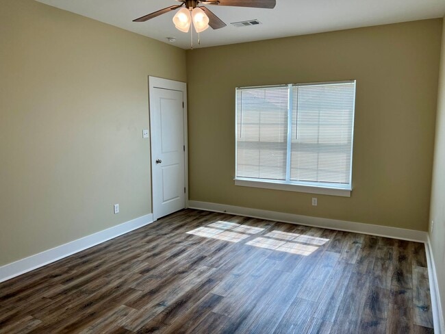 Building Photo - For Rent - 4 Bedroom, 2 Bath, Valley View!