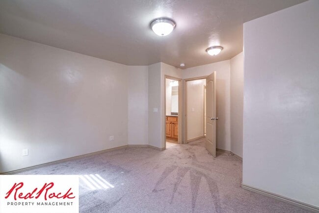 Building Photo - Beautiful 3 bedroom, 2.5 bathroom Townhome...