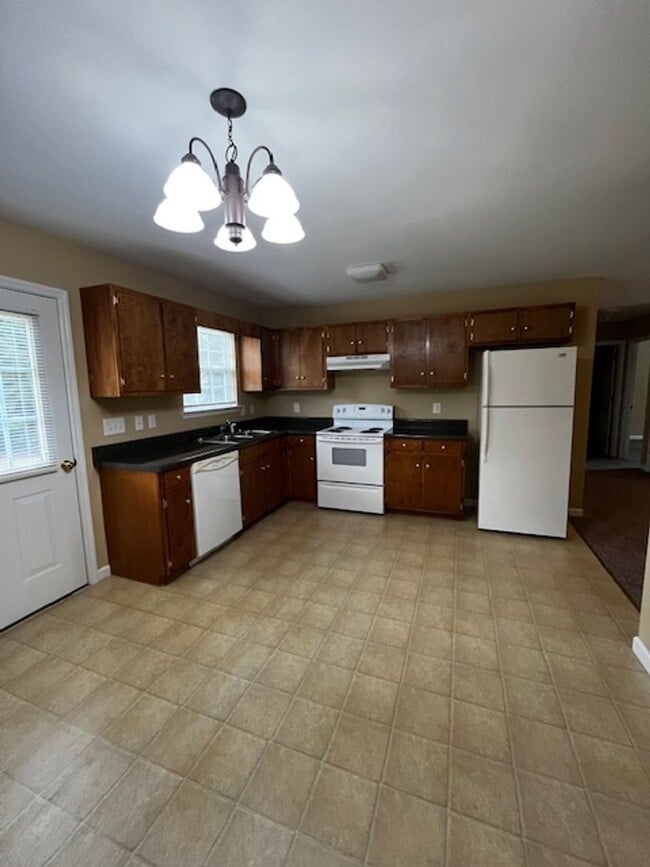 Building Photo - 2 Bedroom 2 Bath Duplex with Garage