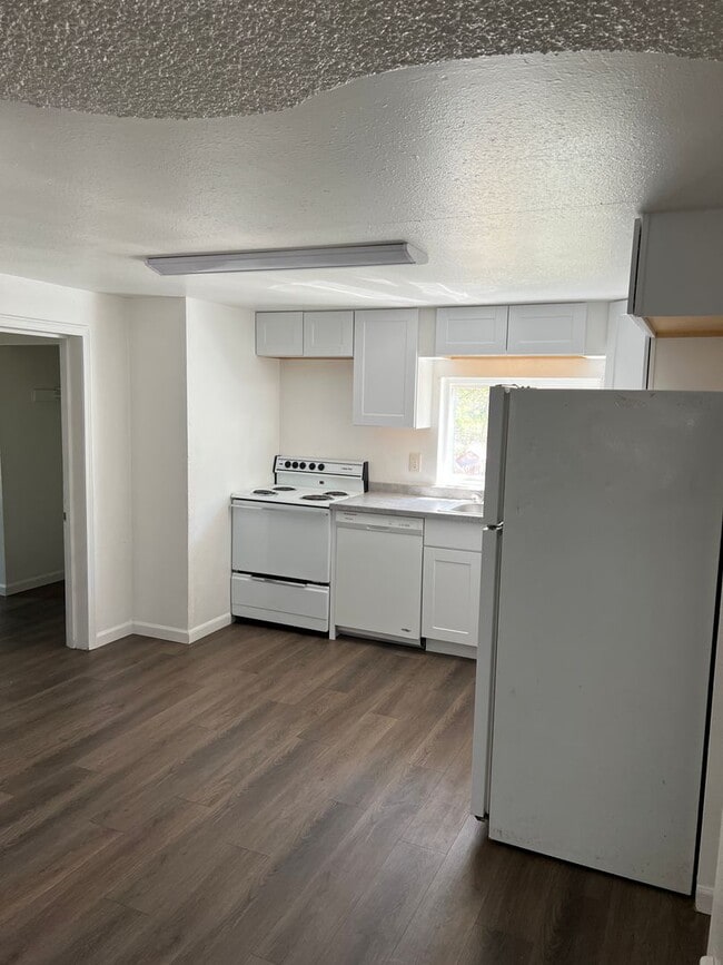 Building Photo - 3 Bedroom, 1 Bathroom Home