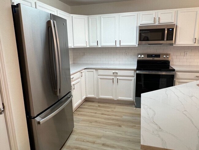 Building Photo - Four Bedroom Town Home with Two Car Garage in University Park-Renovated! Free First Month For Qua...