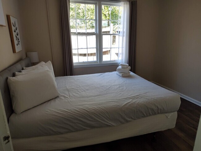 Building Photo - 3912 Crestview Dr