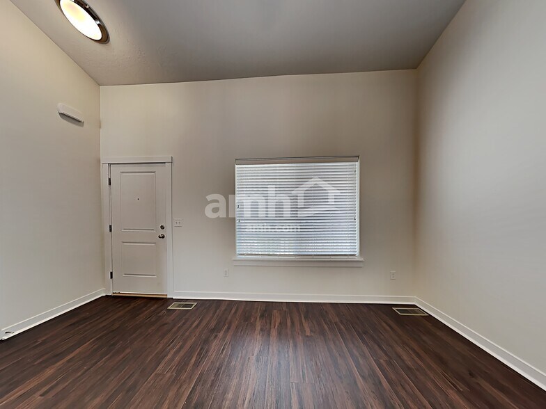 Building Photo - 6050 N Seacliff Ave