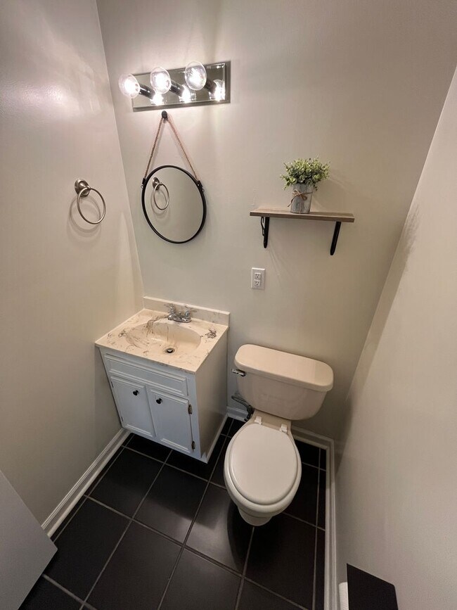 Building Photo - Nice One-Level 3 Bedroom 1.5 Bath Home