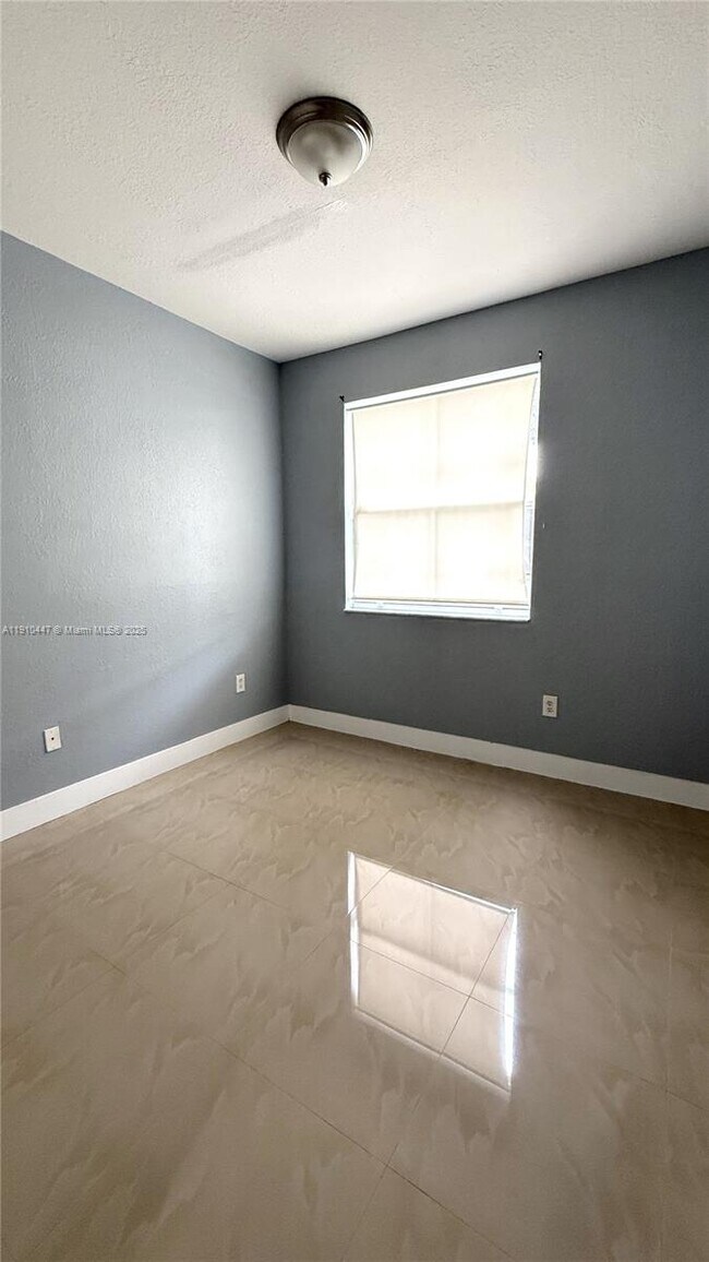 Building Photo - 1692 SE 29th Ct