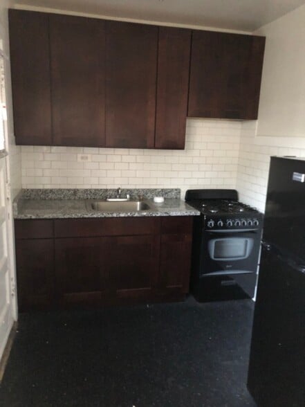 Building Photo - 6364 N Hermitage Ave