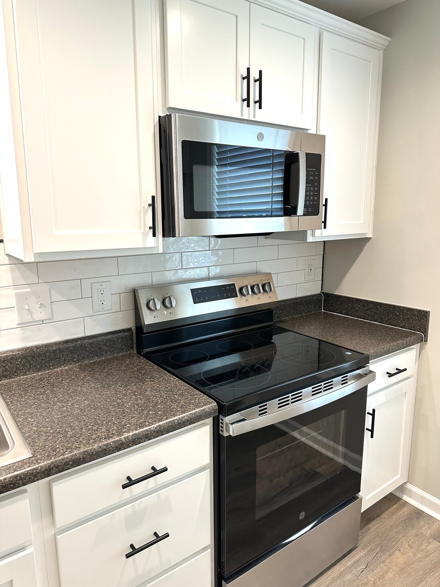 Beautiful subway tiled backsplash - 2217 Kenwood Blvd SE