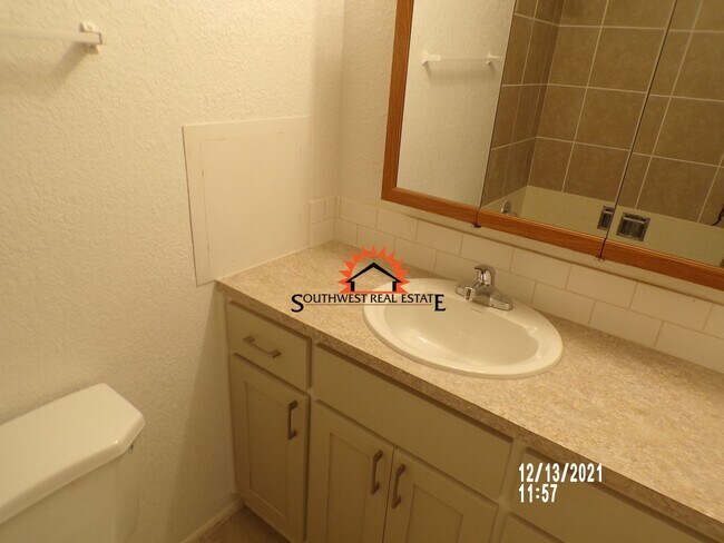 Building Photo - Cute 3 bedrooms 2 bath home 1 car garage