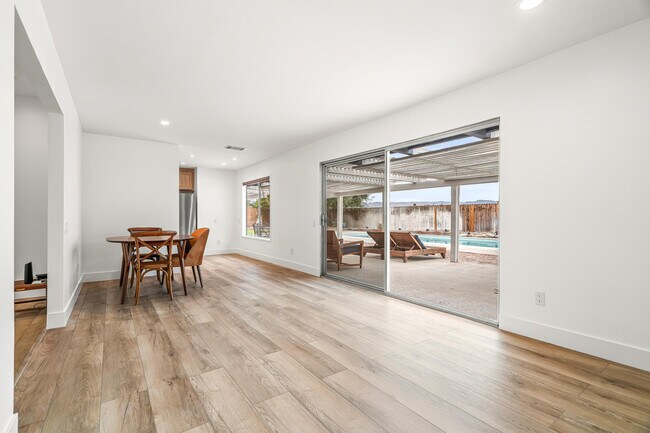 Building Photo - 912 N Camino Condor