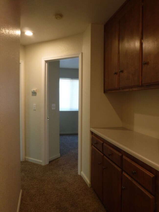 Building Photo - Great Neighborhood Close to Schools and Sh...