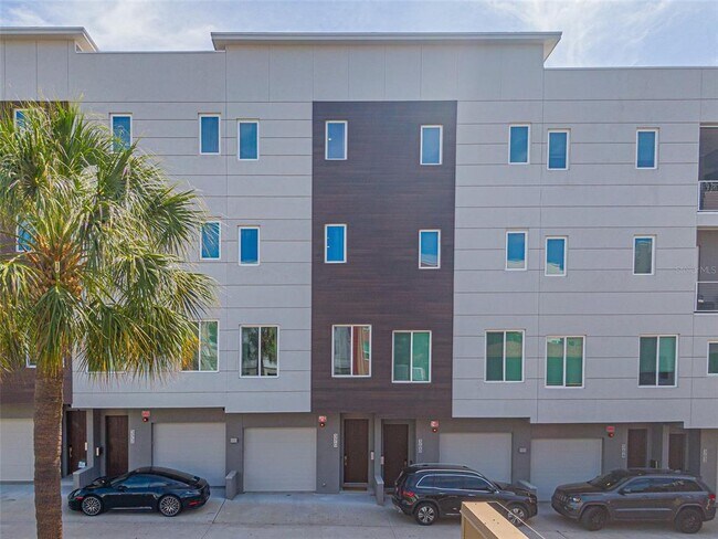 Building Photo - 370 6th St S