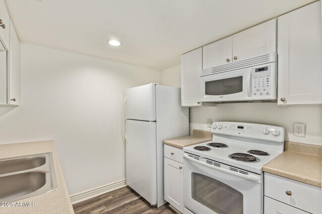Building Photo - 3131 W Cochise Dr