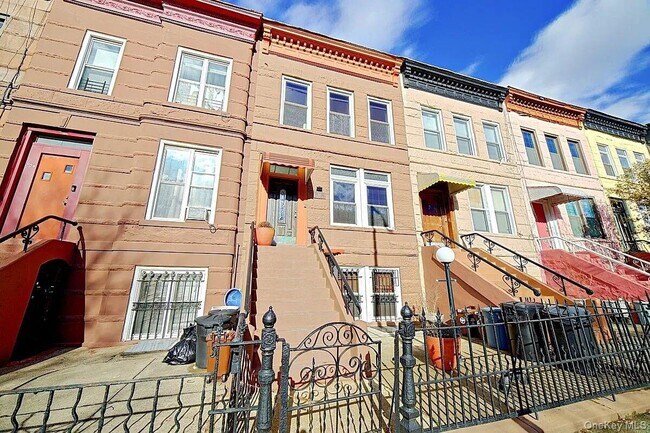 Building Photo - 611 Bainbridge St.