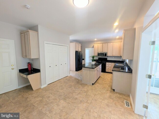 Building Photo - 114 Lenape Dr