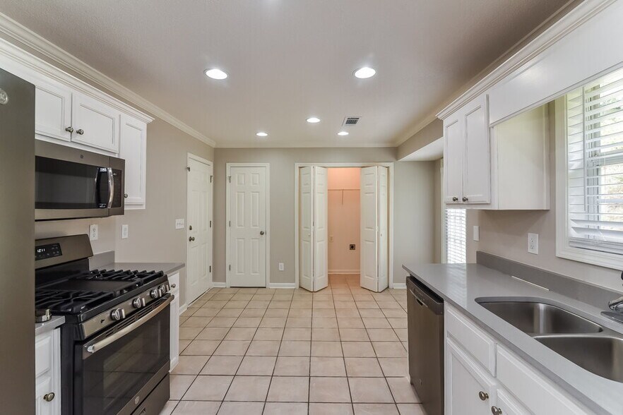 Building Photo - 422 Shoal Cir