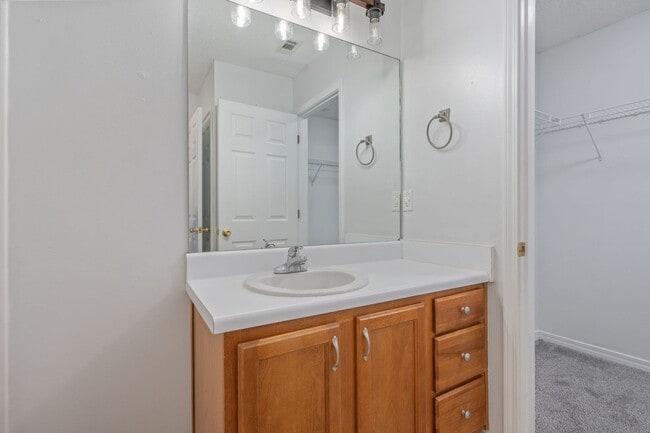 Building Photo - North Crestview Home!