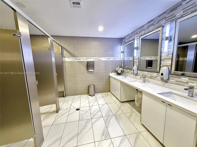 Building Photo - 3800 S Ocean Dr
