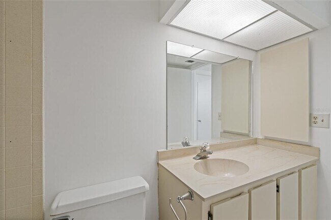 Building Photo - 2621 Cove Cay Dr