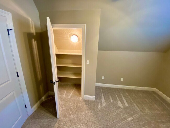 Building Photo - ** AVAILABLE JUNE 1ST ** STUNNING 4/3.5 IN...