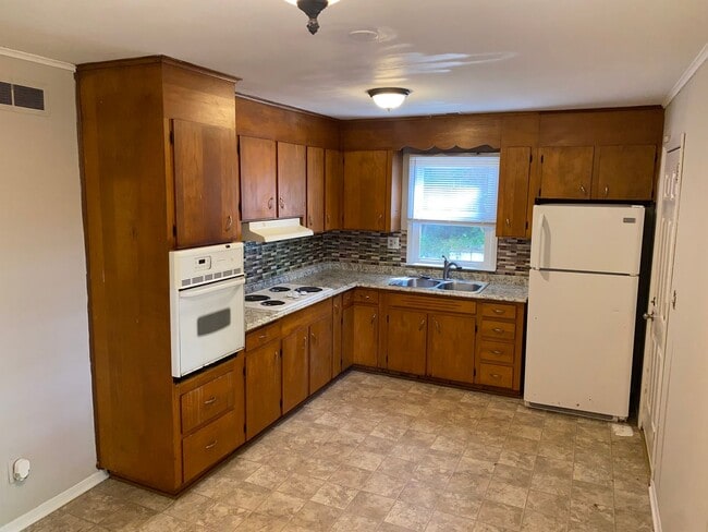 Building Photo - Quaint three bedroom, two bath all electri...