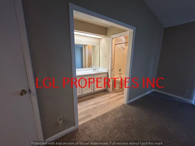 Building Photo - Very Nice Roseville 3 Bedroom 2 Bath Home